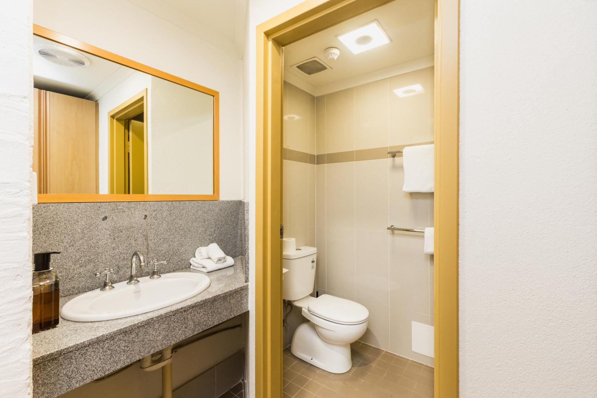 Statesman Hotel Canberra Room photo