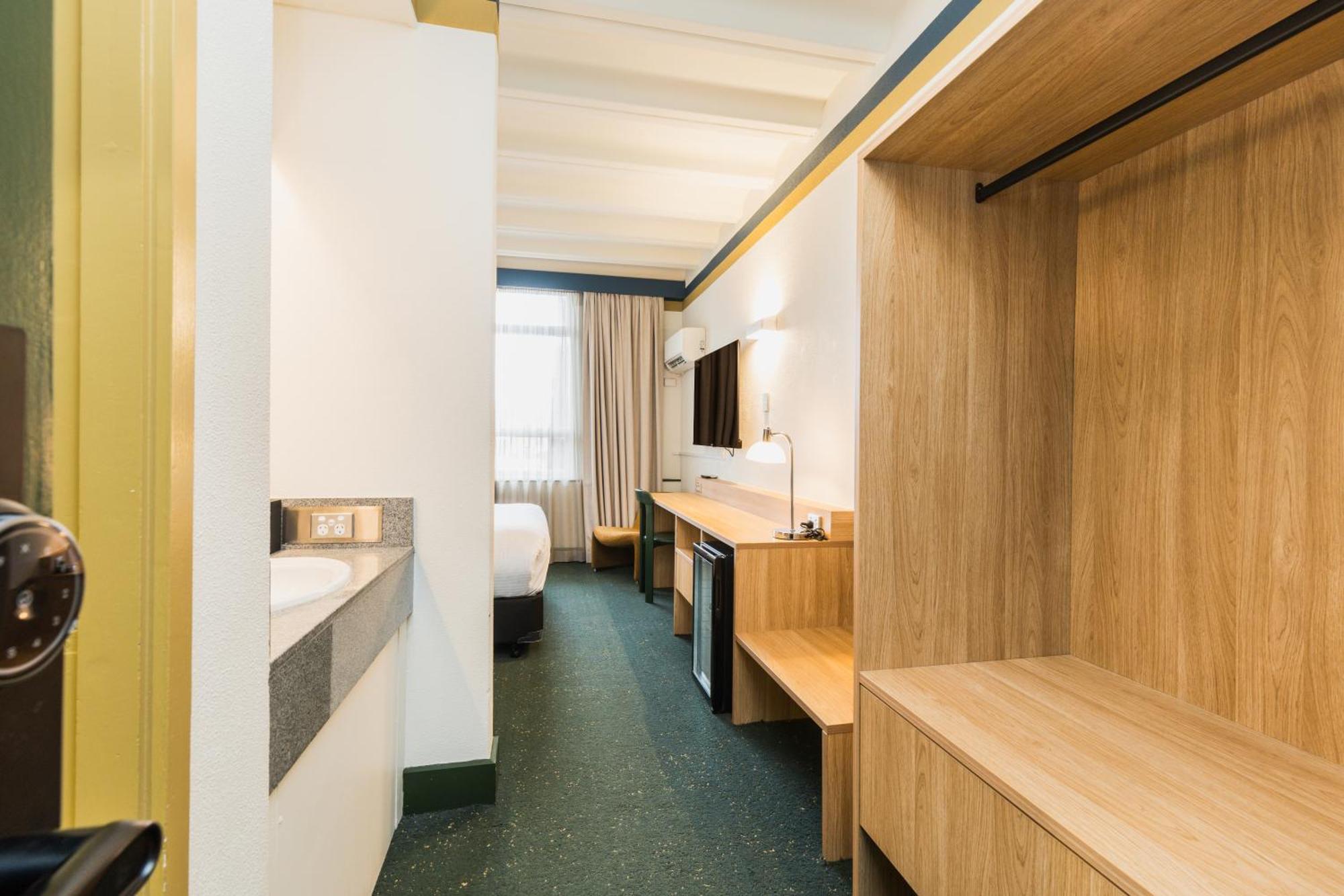 Statesman Hotel Canberra Room photo