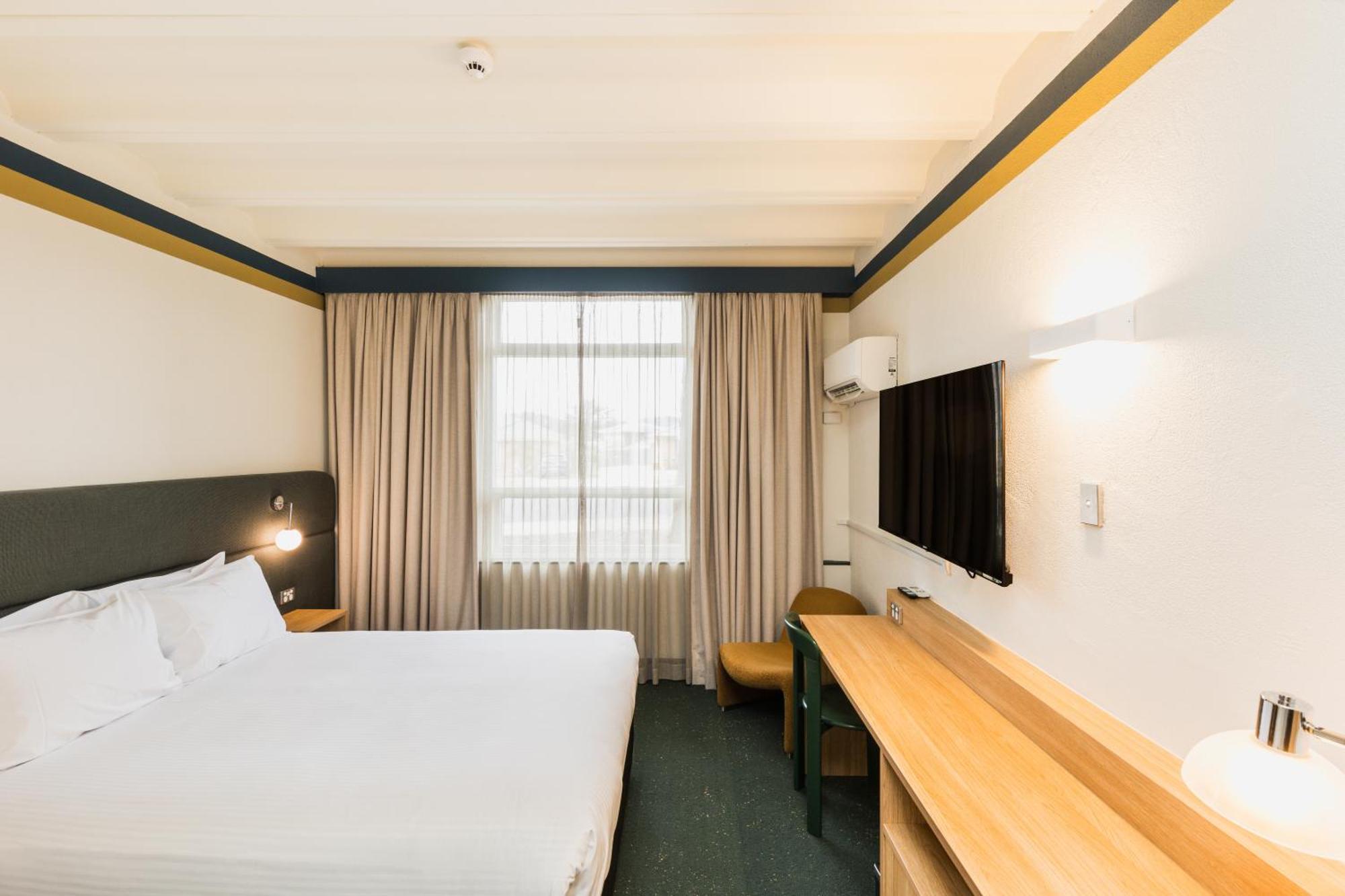 Statesman Hotel Canberra Room photo