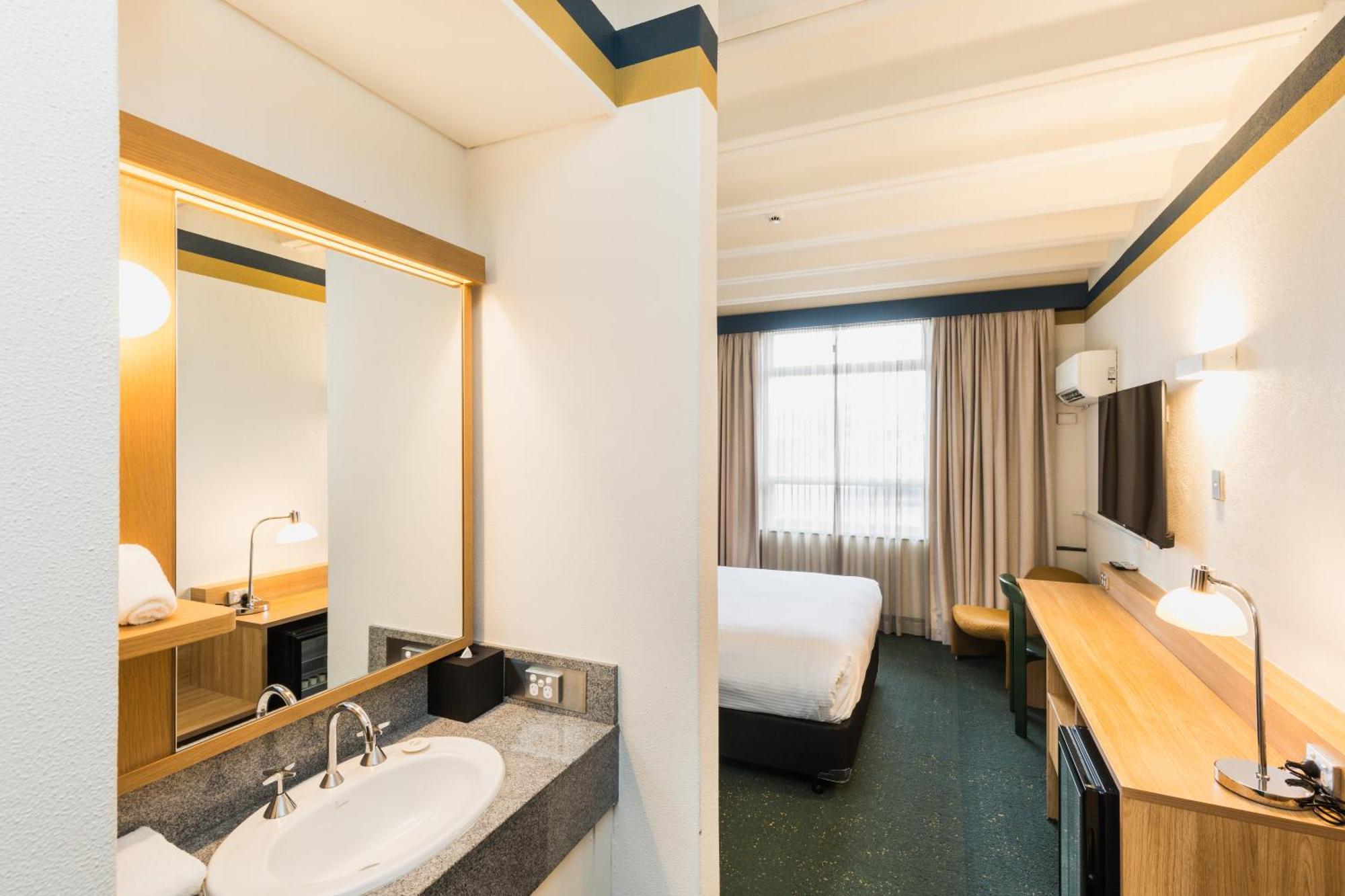 Statesman Hotel Canberra Room photo