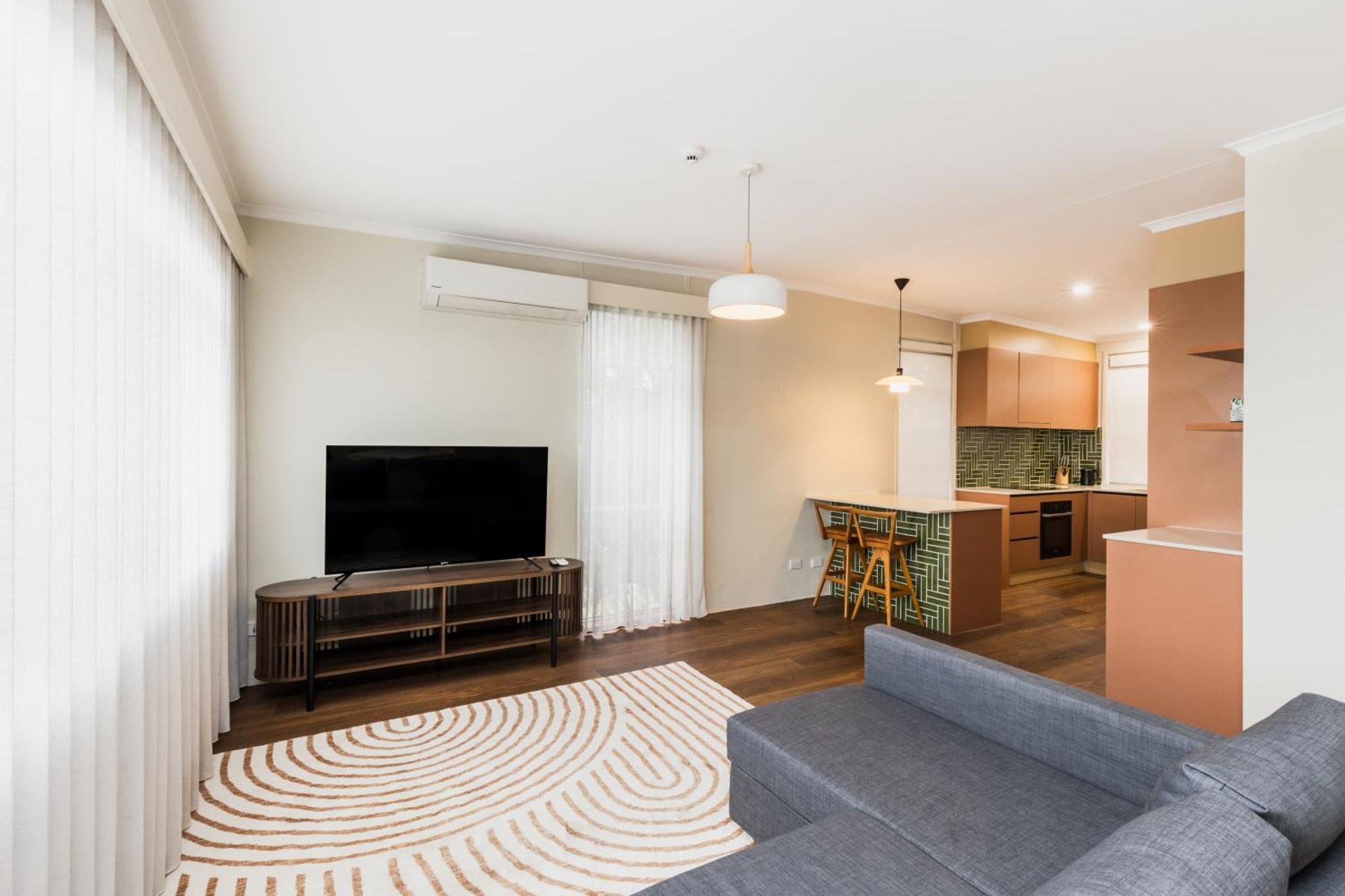 Statesman Hotel Canberra Room photo