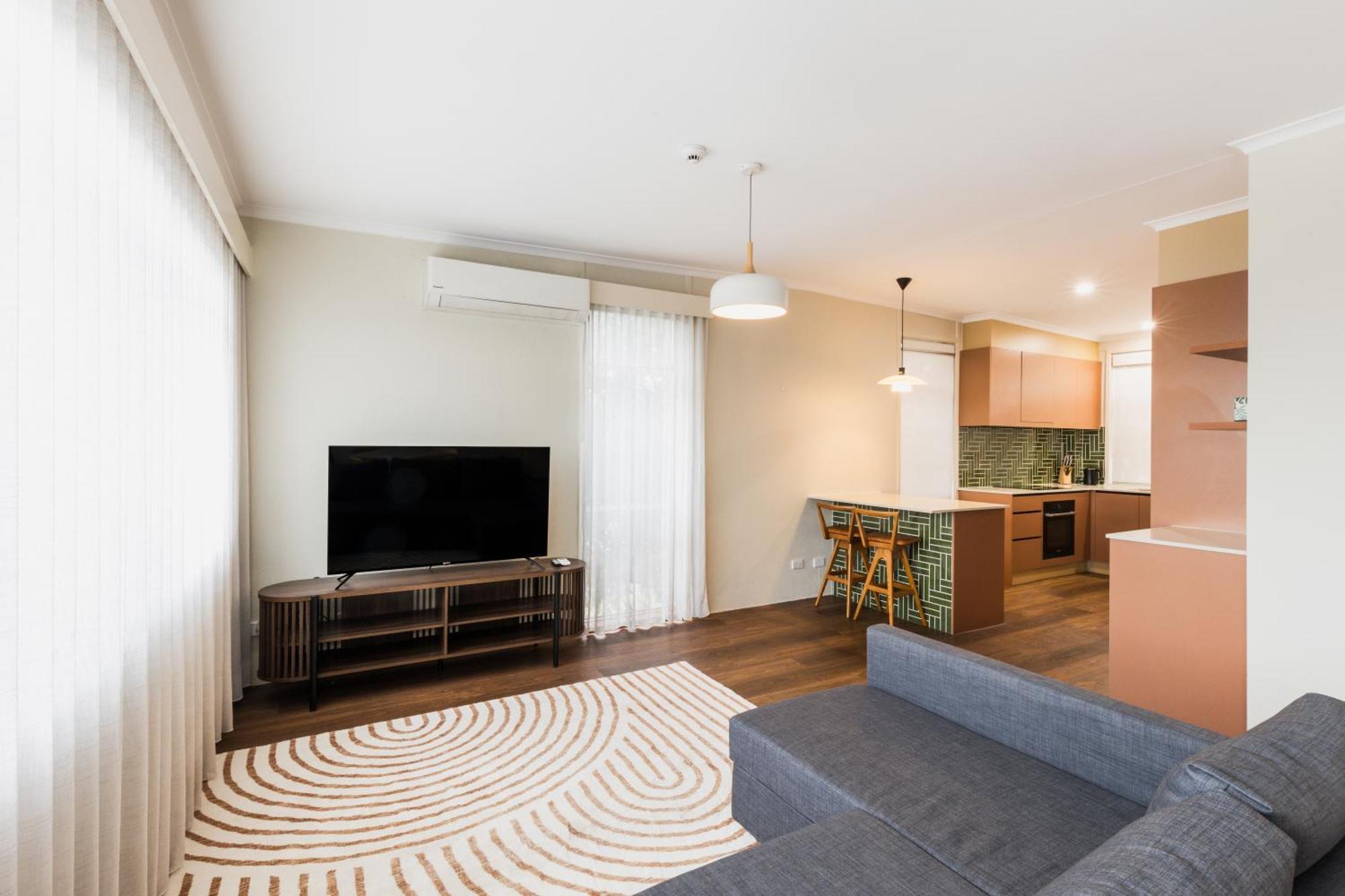 Statesman Hotel Canberra Room photo