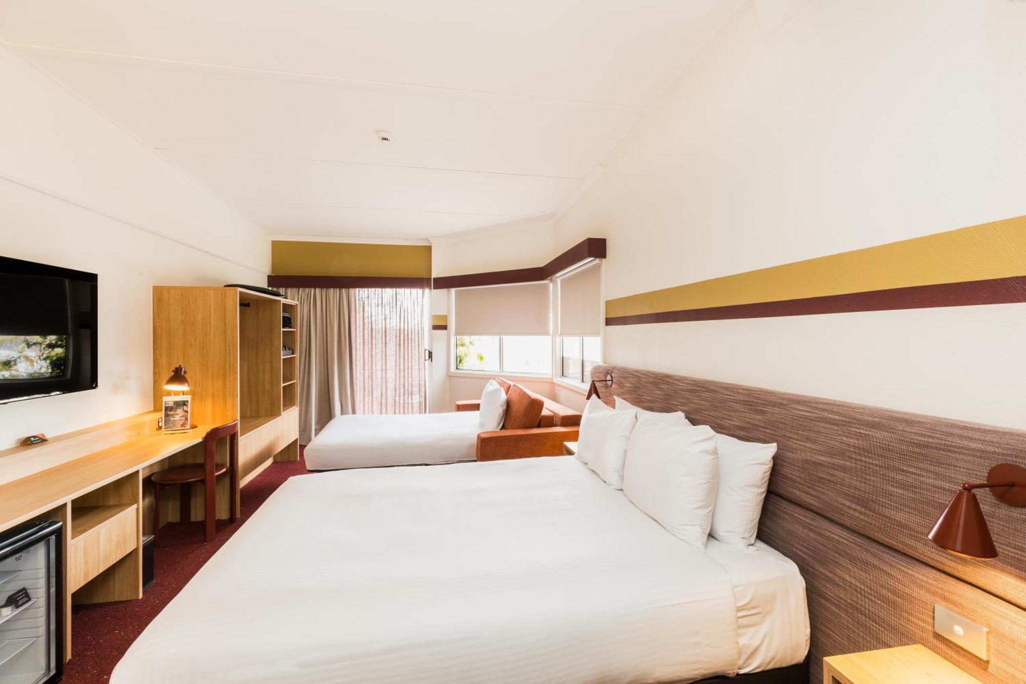 Statesman Hotel Canberra Room photo