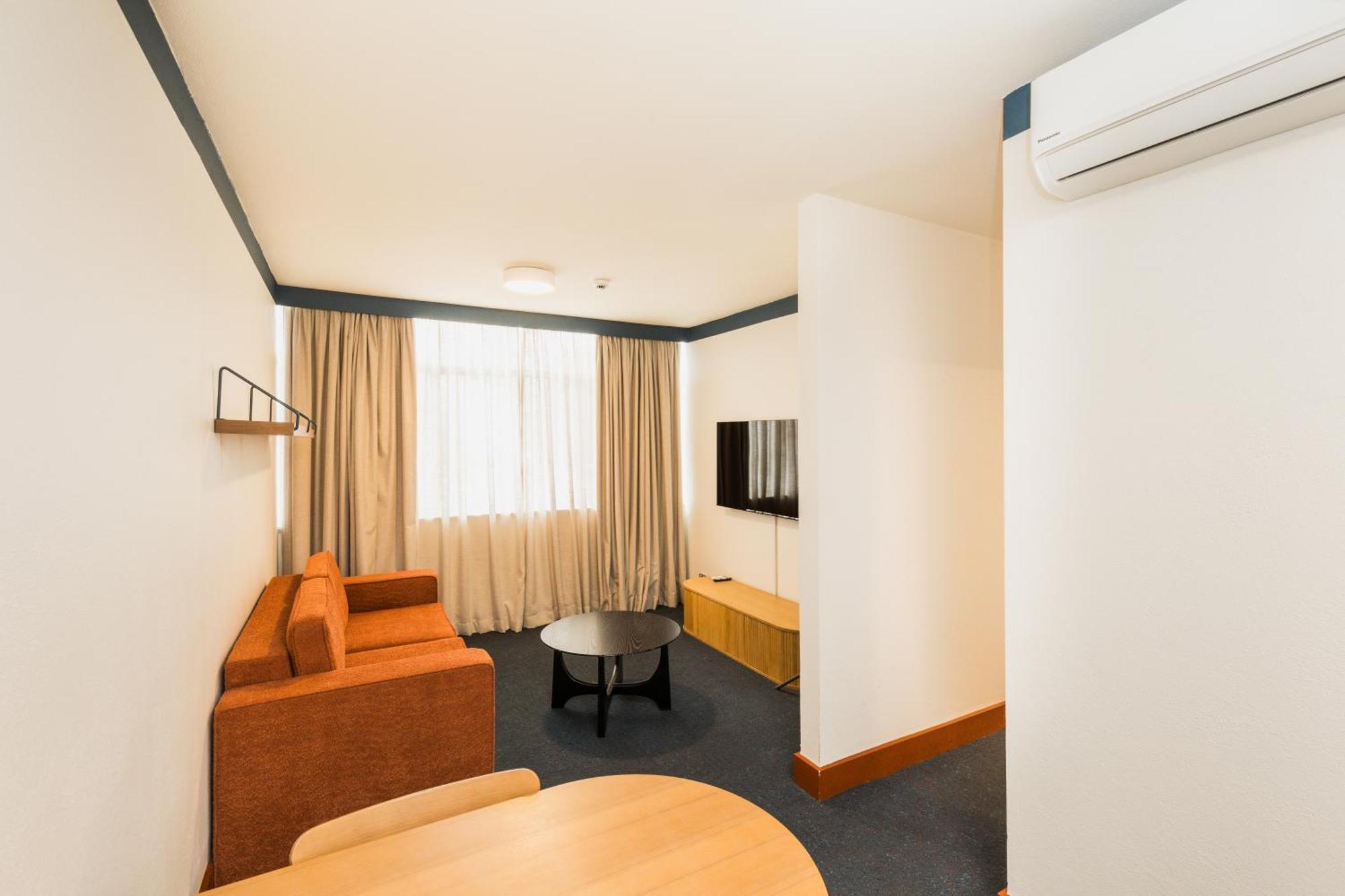 Statesman Hotel Canberra Room photo