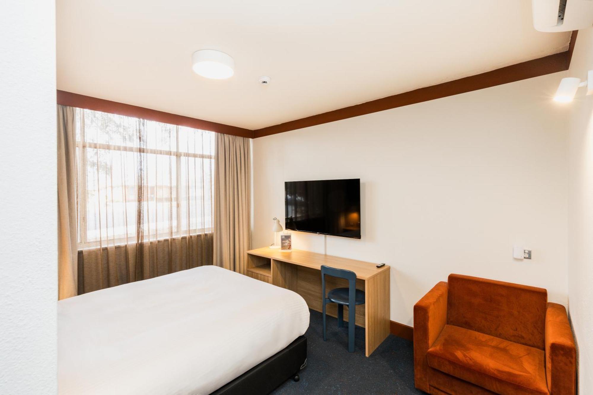 Statesman Hotel Canberra Room photo