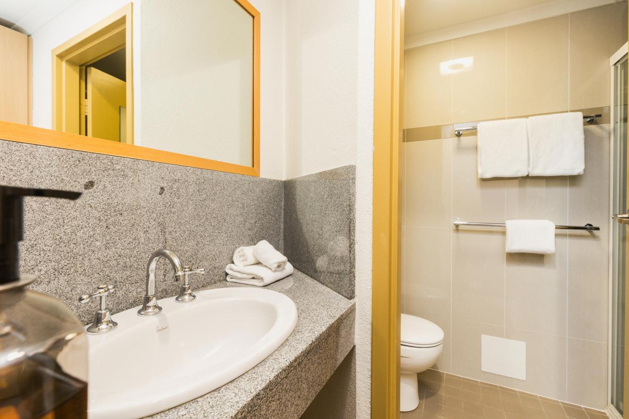 Statesman Hotel Canberra Room photo