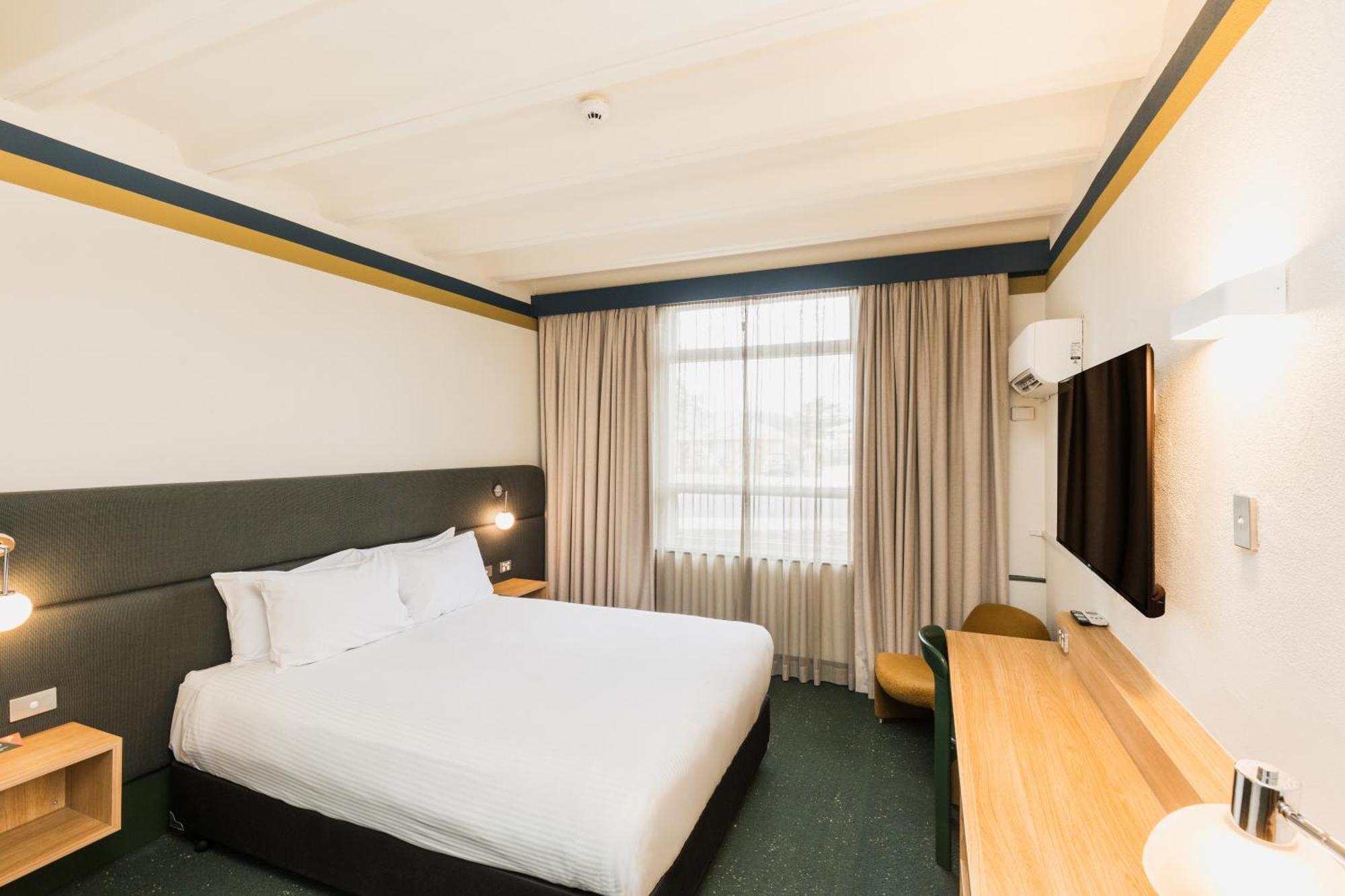 Statesman Hotel Canberra Room photo
