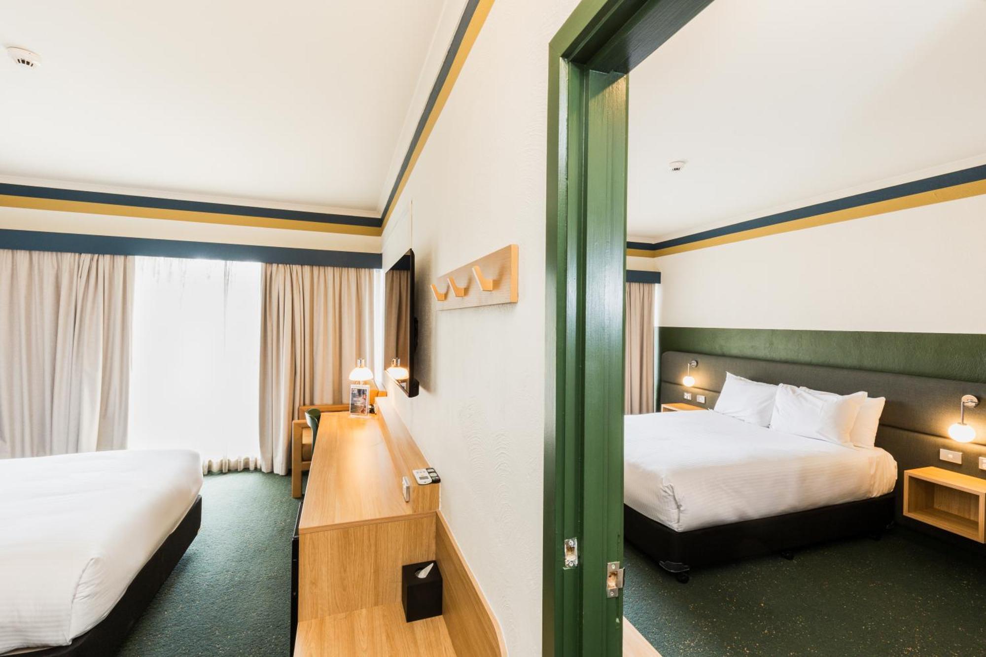 Statesman Hotel Canberra Room photo